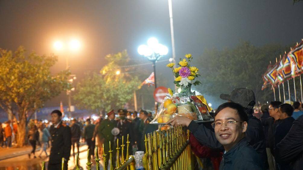 "Năm nay lượng người v&agrave; du kh&aacute;ch &iacute;t hơn nhiều so với mọi năm. T&ocirc;i mang lễ đến để sau khi khai ấn, sẽ l&agrave; những người đầu ti&ecirc;n được nhận ấn đền Trần", anh Sơn, đến từ huyện Mỹ Lộc, Nam Định cho biết.