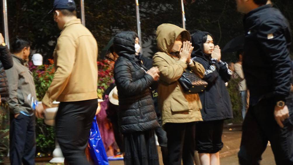 Do kh&ocirc;ng chen lấn được, một số người phải đứng v&aacute;i vọng từ xa.