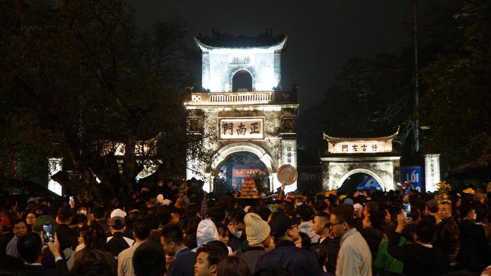 H&agrave;ng ngh&igrave;n người d&acirc;n dầm m&igrave;nh trong mưa ph&ugrave;n, gi&aacute; r&eacute;t để l&agrave;m lễ.