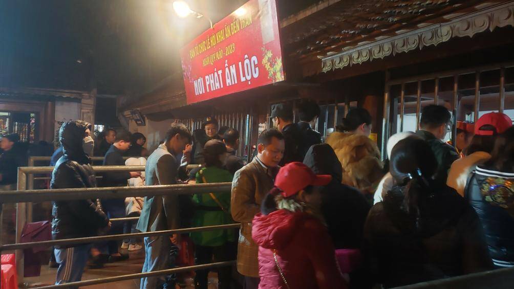 Do ng&agrave;y lấy ấn v&agrave;o thời điểm cuối tuần n&ecirc;n từ khoảng 7h, c&aacute;c khu vực lấy ấn tại đền Trần lại xuất hiện d&ograve;ng người xếp h&agrave;ng nhưng kh&ocirc;ng xảy ra t&igrave;nh trạng chen lấn, x&ocirc; đẩy.