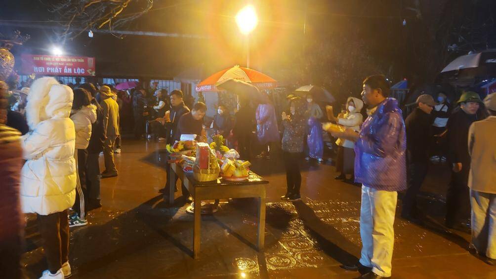 Đến khoảng 6h, khu vực lấy ấn đ&atilde; thưa người hơn. Tuy nhi&ecirc;n, tại khu&ocirc;n vi&ecirc;n để d&acirc;ng lễ th&igrave; người d&acirc;n lại nườm nượp ra v&agrave;o.