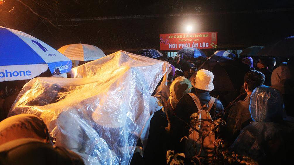 Trong d&ograve;ng người xếp h&agrave;ng chờ đợi để lấy những l&aacute; ấn đền Trần đầu ti&ecirc;n, c&oacute; cả người d&acirc;n đến từ c&aacute;c tỉnh Th&aacute;i Nguy&ecirc;n, Thanh Ho&aacute;, Hải Ph&ograve;ng, Hải Dương...