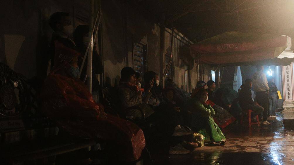 "Ch&uacute;ng t&ocirc;i quan niệm rằng nếu c&oacute; được những l&aacute; ấn đền Trần đầu ti&ecirc;n, sau giờ khai ấn sẽ đem lại nhiều may mắn, t&agrave;i lộc v&agrave; c&ocirc;ng danh n&ecirc;n rất nhiều người n&ecirc;n d&ugrave; c&oacute; r&eacute;t hay mưa th&igrave; ch&uacute;ng t&ocirc;i cũng vẫn ki&ecirc;n nhẫn chờ", anh Tuấn, đến từ huyện Xu&acirc;n Trường, tỉnh Nam Định cho hay.