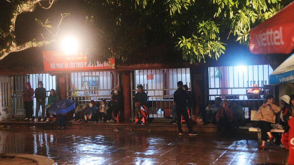 Những điểm ph&aacute;t ấn trong đền Trần l&agrave; những nơi người d&acirc;n ngồi chờ đợi suốt đ&ecirc;m.