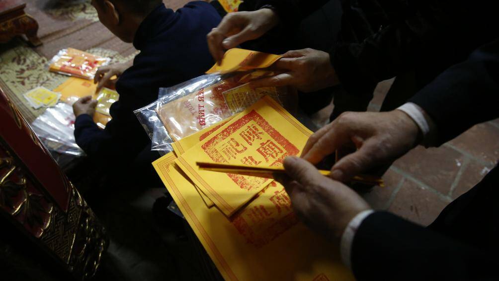 Những c&aacute;nh ấn được người d&acirc;n chia ra để v&agrave;o từng t&uacute;i nilon.