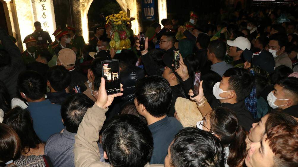 Đến khoảng 2h ng&agrave;y 5/2, sau khi l&agrave;m lễ v&agrave; chụp ảnh kỉ niệm, một số người d&acirc;n đ&atilde; ra về. Tuy nhi&ecirc;n, khu vực trước cổng đền Trần vẫn đ&ocirc;ng người.