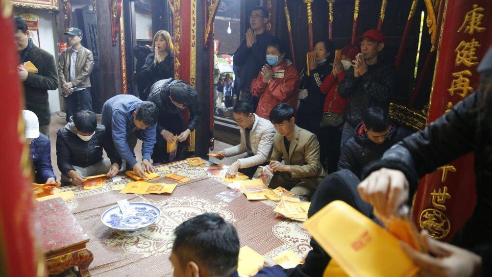 Người d&acirc;n sắp ấn để c&uacute;ng tại đền Trần.