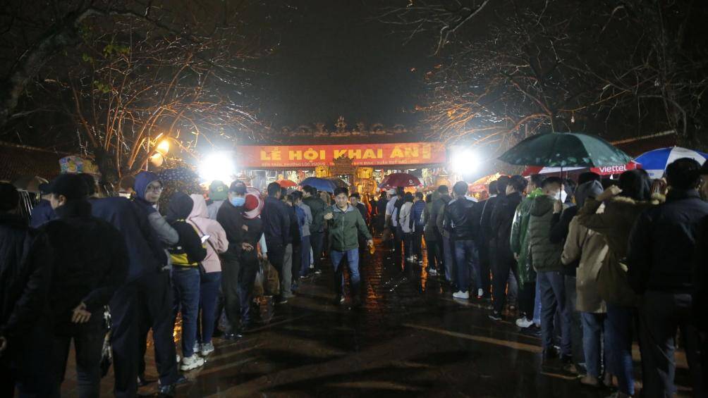 Theo ghi nhận của PV B&aacute;o Giao th&ocirc;ng, đến khoảng gần 5h s&aacute;ng 5/2, h&agrave;ng ngh&igrave;n người d&acirc;n đ&atilde; xếp h&agrave;ng để lấy ấn.