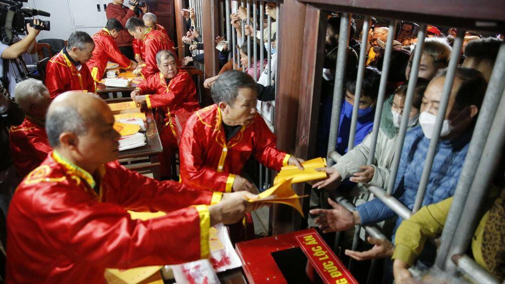 Theo quan s&aacute;t, những ai lấy ấn đều phải bỏ tiền trước v&agrave;o trong h&ograve;m c&ocirc;ng đức được đặt s&aacute;t với khung cửa, nơi người d&acirc;n xếp h&agrave;ng. Trung b&igrave;nh để lấy được 1 ấn th&igrave; người d&acirc;n v&agrave; du kh&aacute;ch bỏ v&agrave;o h&ograve;m c&ocirc;ng đức từ 20 ngh&igrave;n đồng trở l&ecirc;n.