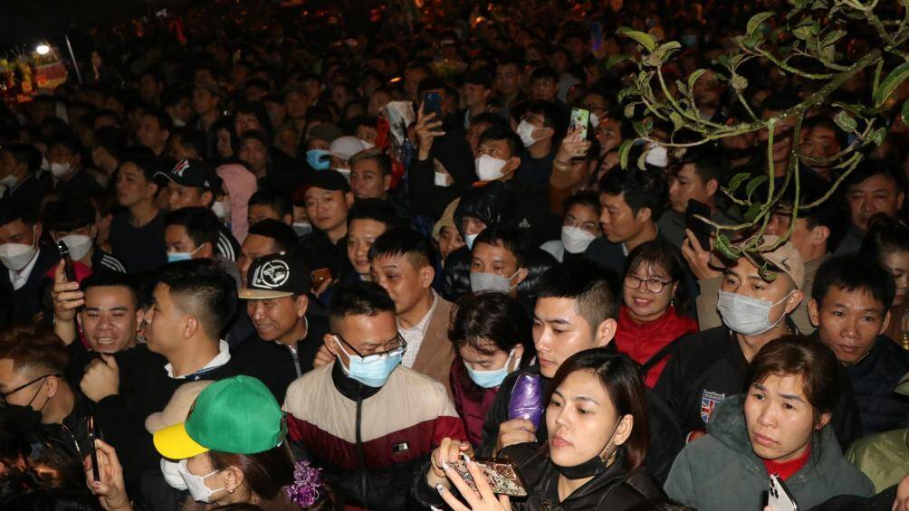 "Người d&acirc;n đ&acirc;y c&oacute; quan niệm nếu đến sớm lễ th&igrave; được may mắn trước ti&ecirc;n", chị Thu, người d&acirc;n TP Ninh B&igrave;nh cho hay.