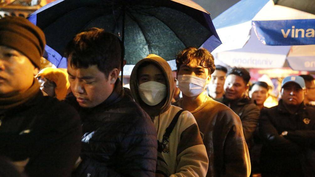 Thời tiết c&agrave;ng l&uacute;c c&agrave;ng mưa lớn nhưng kh&ocirc;ng l&agrave;m nản l&ograve;ng người d&acirc;n v&agrave; du kh&aacute;ch thập phương với mong muốn l&agrave; một trong những người đầu ti&ecirc;n được sở hữu l&aacute; ấn đền Trần.