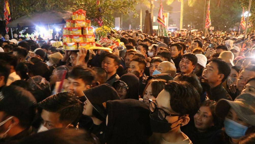 C&aacute;c lực lượng chức năng vừa tuy&ecirc;n truyền, hướng dẫn nhưng người d&acirc;n vẫn &ugrave;n &ugrave;n, chen lấn đổ v&agrave;o khu vực d&acirc;ng hương cầu lộc, cầu t&agrave;i.