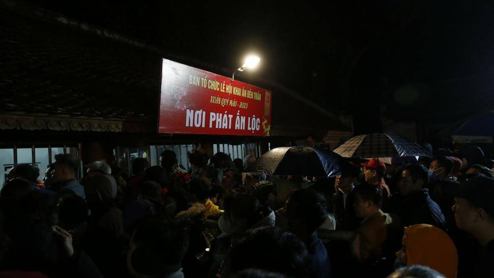 Ngay sau khi lễ khai ấn tại Đền Trần được tiến h&agrave;nh xong, từ 0h30 ng&agrave;y 5/2, người d&acirc;n được v&agrave;o khu&ocirc;n vi&ecirc;n đền để lễ, cầu may, cầu sức khoẻ. Mặc d&ugrave; 5h s&aacute;ng, Ban tổ chức mới ph&aacute;t ấn nhưng nhiều người d&acirc;n đ&atilde; lựa chọn vạ vật, ngủ tại nơi xếp h&agrave;ng để lấy ấn d&ugrave; trời mưa ph&ugrave;n.