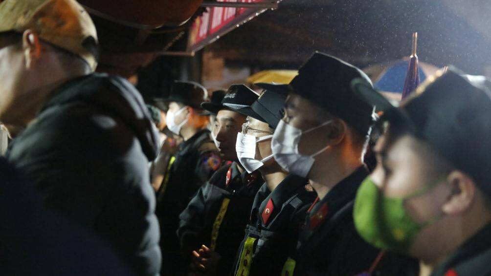 Lực lượng chức năng lu&ocirc;n phải nhắc nhở người d&acirc;n v&agrave; t&uacute;c trực xuy&ecirc;n đ&ecirc;m để đảm bảo an ninh trật tự.