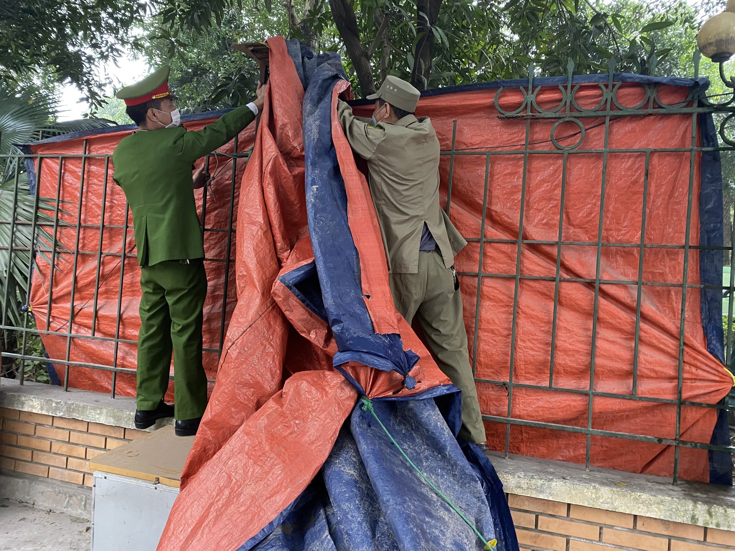 Sau khi B&aacute;o Giao th&ocirc;ng phản &aacute;nh t&igrave;nh trạng nhếch nh&aacute;c tại c&ocirc;ng vi&ecirc;n Cầu Giấy (H&agrave; Nội), lực lượng C&ocirc;ng an phường Dịch Vọng Hậu đ&atilde; v&agrave;o cuộc xử l&yacute; những h&agrave;ng qu&aacute;n mọc tr&aacute;i ph&eacute;p tại đ&acirc;y.