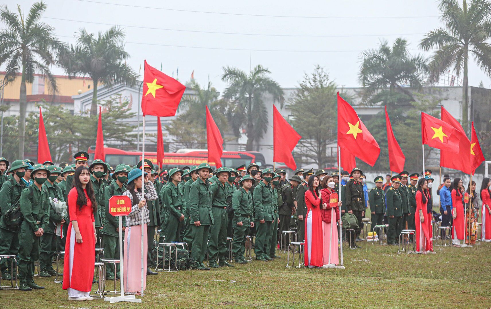 S&aacute;ng nay (6/2), nhiều quận, huyện tr&ecirc;n địa b&agrave;n TP H&agrave; Nội tổ chức lễ giao nhận qu&acirc;n năm 2023.