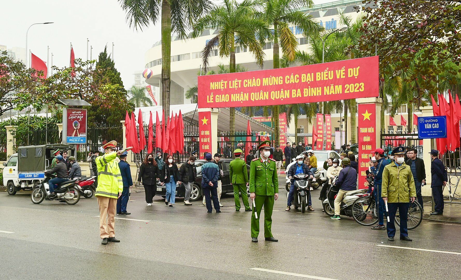 Tại cung thể thao Quần Ngựa, quận Ba Đ&igrave;nh, rất nhiều người th&acirc;n cũng đến đ&acirc;y để tiễn c&aacute;c t&acirc;n binh l&ecirc;n đường nhập ngũ.