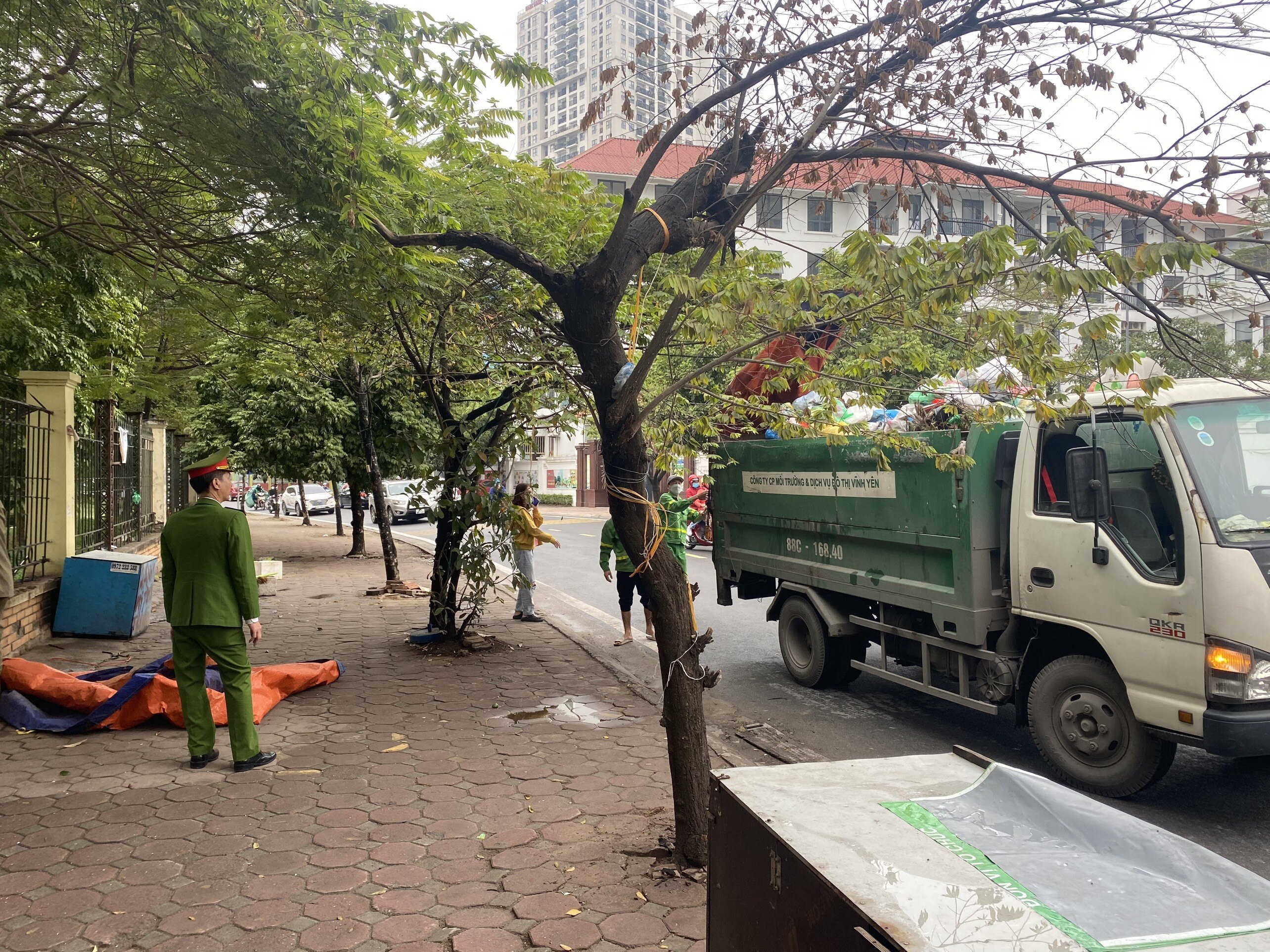 Trung t&aacute; Trương Quốc Ch&iacute;nh - Ph&oacute; trưởng C&ocirc;ng an phường Dịch Vọng cho biết, trong qu&aacute; tr&igrave;nh xử l&yacute; c&aacute;c chủ qu&aacute;n nước tại đ&acirc;y sẵn s&agrave;ng bỏ chạy, bởi dụng cụ b&aacute;n h&agrave;ng chỉ l&agrave; mấy th&ugrave;ng xốp v&agrave; ghế nhựa.