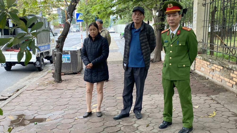 "Những đồ vật m&agrave; chủ h&agrave;ng nước n&agrave;y sử dụng l&agrave; rất rẻ tiền ch&iacute;nh v&igrave; thế họ sẵn s&agrave;ng bỏ của chạy lấy người mỗi khi lực lượng chức năng ra qu&acirc;n xử l&yacute;&rdquo;, Trung t&aacute; Ch&iacute;nh n&oacute;i.