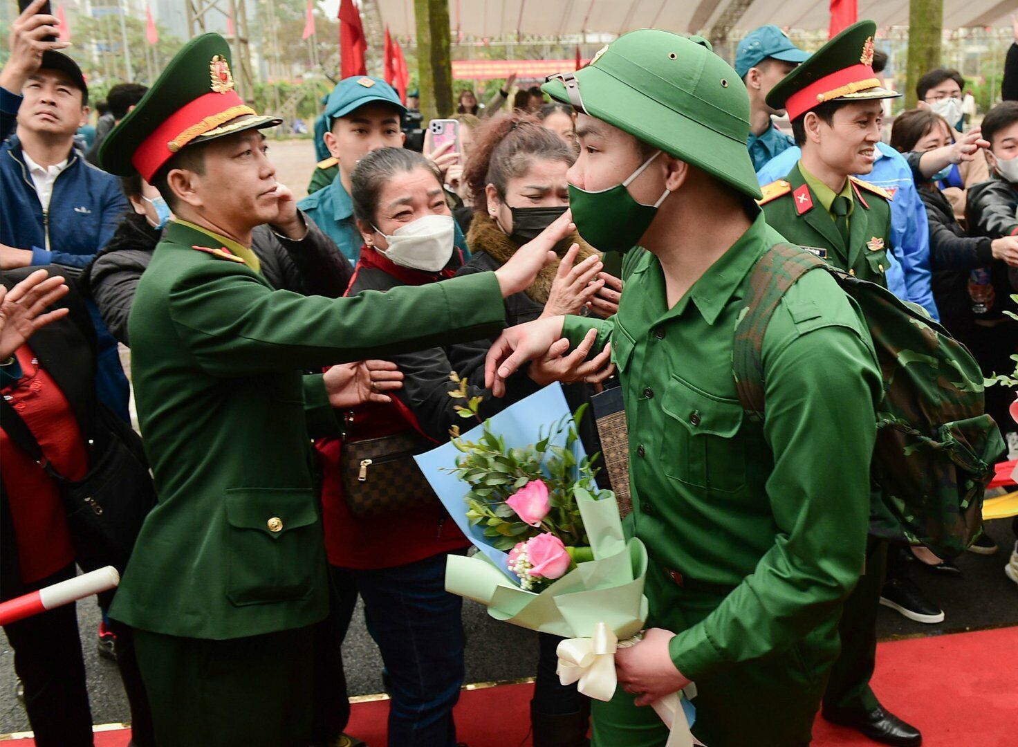 "Cố gắng giữ g&igrave;n sức khỏe v&agrave; r&egrave;n luyện tốt để ho&agrave;n th&agrave;nh xuất sắc nhiệm vụ. Khi n&agrave;o được ph&eacute;p th&igrave; điện về nh&agrave; cho mẹ con nh&eacute;", một người mẹ x&uacute;c động dặn d&ograve; con trai m&igrave;nh.