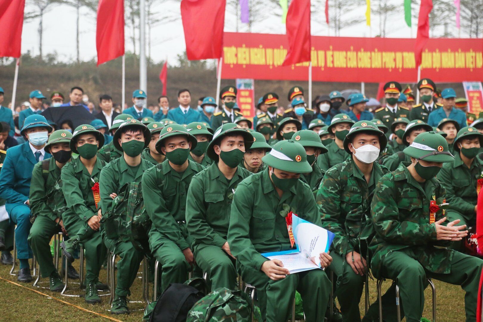 Trong s&aacute;ng nay, tại huyện Thạch Thất cũng diễn ra lễ giao nhận qu&acirc;n năm 2023.