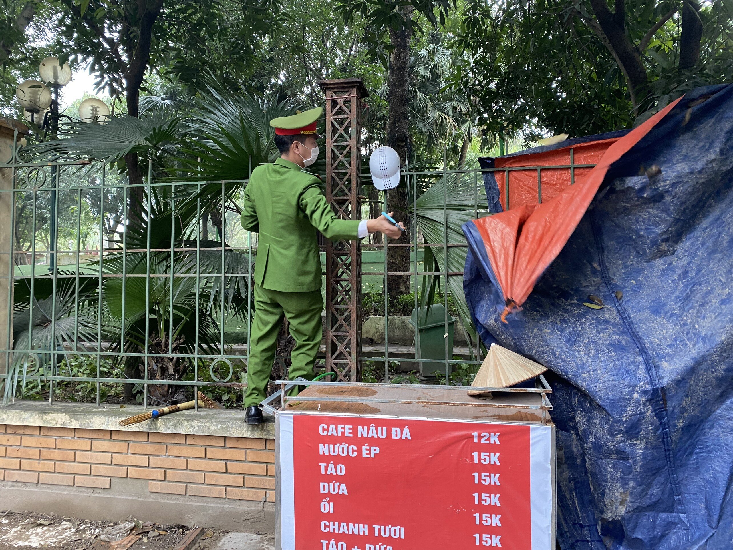 "Lực lượng c&ocirc;ng an phường v&agrave; li&ecirc;n ng&agrave;nh thường xuy&ecirc;n tuần tra, xử l&yacute; những vi phạm trật tự đ&ocirc; thị tại vỉa h&egrave; xung quanh c&ocirc;ng vi&ecirc;n Cầu Giấy, nhưng v&igrave; l&agrave; bu&ocirc;n b&aacute;n nhỏ lẻ, dụng cụ đơn giản n&ecirc;n kh&ocirc;ng &iacute;t trường hợp đ&atilde; xử l&yacute; nhưng lại tiếp tục đến đ&acirc;y b&aacute;n nước. Tuy nhi&ecirc;n, ch&uacute;ng t&ocirc;i sẽ cương quyết xử l&yacute; nghi&ecirc;m những trường hợp t&aacute;i phạm&rdquo;, &ocirc;ng Ch&iacute;nh n&oacute;i.