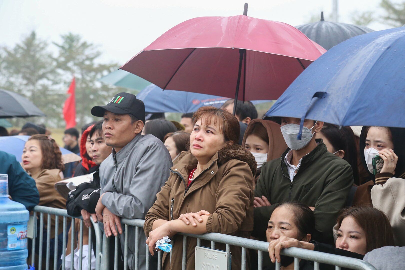 Kh&ocirc;ng &iacute;t người th&acirc;n của t&acirc;n binh x&uacute;c động rơi nước mắt ở gi&acirc;y ph&uacute;t người th&acirc;n m&igrave;nh l&ecirc;n đường nhập ngũ.