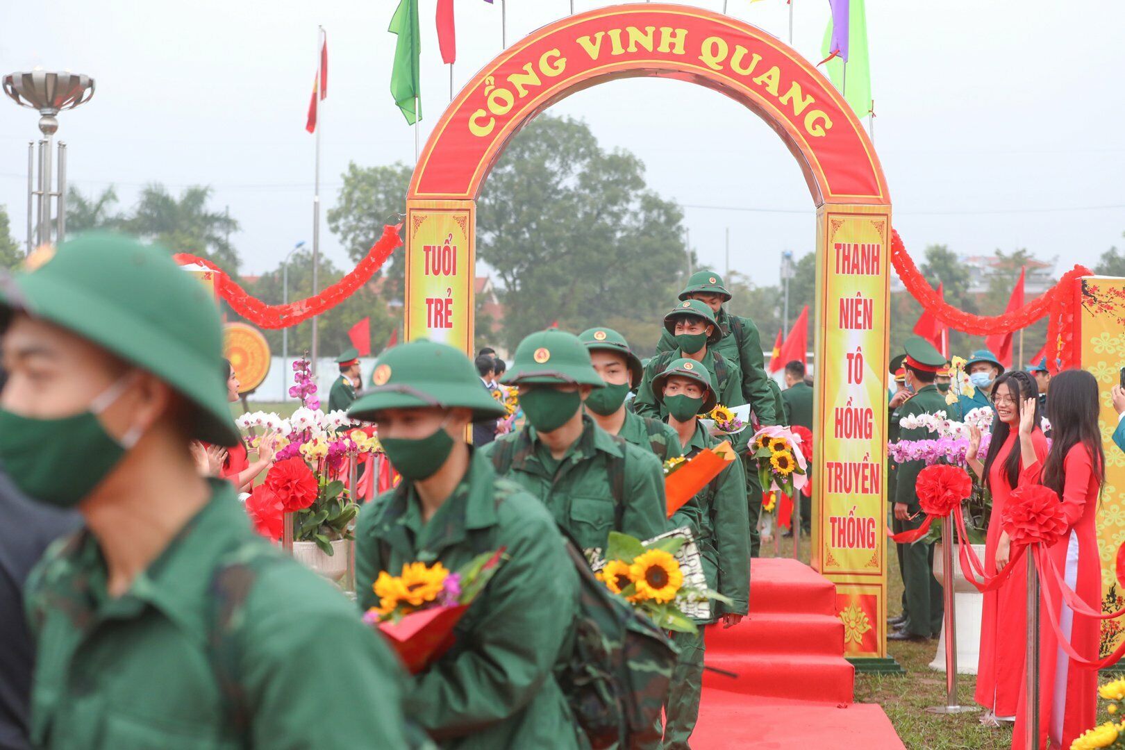 Theo th&ocirc;ng tin từ Bộ Tư lệnh thủ đ&ocirc;, trong năm 2023, H&agrave; Nội c&oacute; 4.240 t&acirc;n binh l&ecirc;n đường nhập ngũ. Trong đ&oacute; c&oacute; 3.500 c&ocirc;ng d&acirc;n nhập ngũ qu&acirc;n đội (với 6 đảng vi&ecirc;n, 1.393 c&ocirc;ng d&acirc;n trong đối tượng Đảng, 2 t&acirc;n binh l&agrave; c&aacute;n bộ c&ocirc;ng chức, vi&ecirc;n chức; tr&igrave;nh độ đại học l&agrave; 408, cao đẳng l&agrave; 329, trung cấp l&agrave; 90 t&acirc;n binh) v&agrave; 740 c&ocirc;ng d&acirc;n thực hiện nghĩa vụ tham gia c&ocirc;ng an nh&acirc;n d&acirc;n.