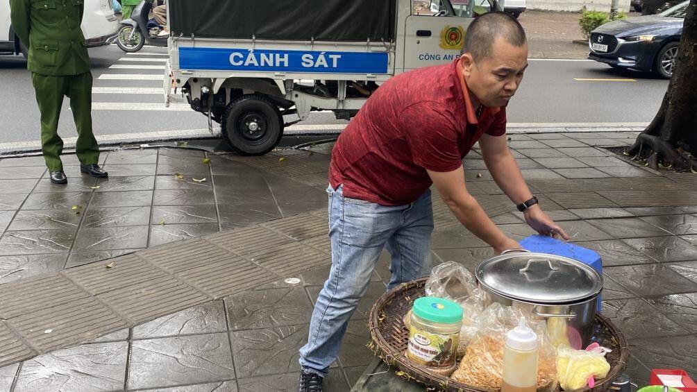 Một số h&agrave;ng qu&aacute;n kh&ocirc;ng kịp dọn dẹp th&igrave; người b&aacute;n đ&atilde; rời khỏi hiện trường, để lại đồ đạc kinh doanh tr&ecirc;n vỉa h&egrave;.