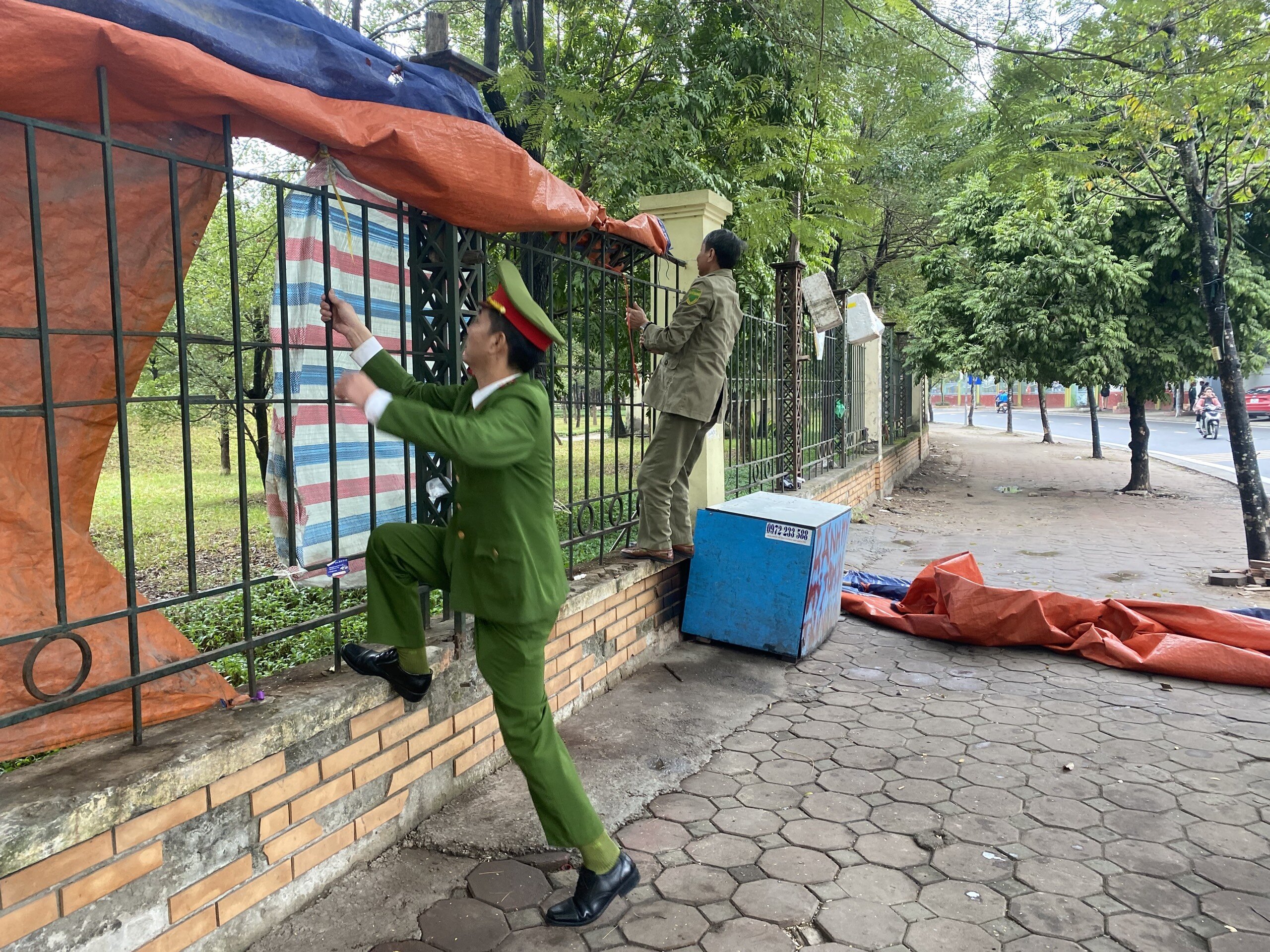 Cụ thể, C&ocirc;ng an phường v&agrave; d&acirc;n ph&ograve;ng phường Dịch Vọng đ&atilde; phối hợp tiến h&agrave;nh th&aacute;o dỡ h&agrave;ng loạt những lều bạt của c&aacute;c h&agrave;ng qu&aacute;n dựng l&ecirc;n tuỳ tiện tại vỉa h&egrave; c&ocirc;ng vi&ecirc;n Cầu Giấy.