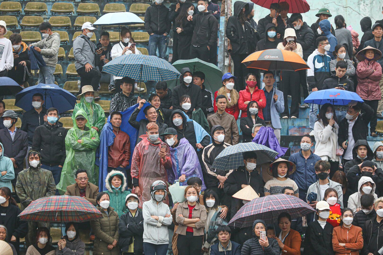 Tại huyện Đan Phượng, d&ugrave; thời tiết c&oacute; mưa ph&ugrave;n nhưng từ s&aacute;ng sớm những t&acirc;n binh v&agrave; người th&acirc;n đ&atilde; c&oacute; mặt tại Khu li&ecirc;n hợp thể thao huyện để dự buổi lễ giao nhận qu&acirc;n.