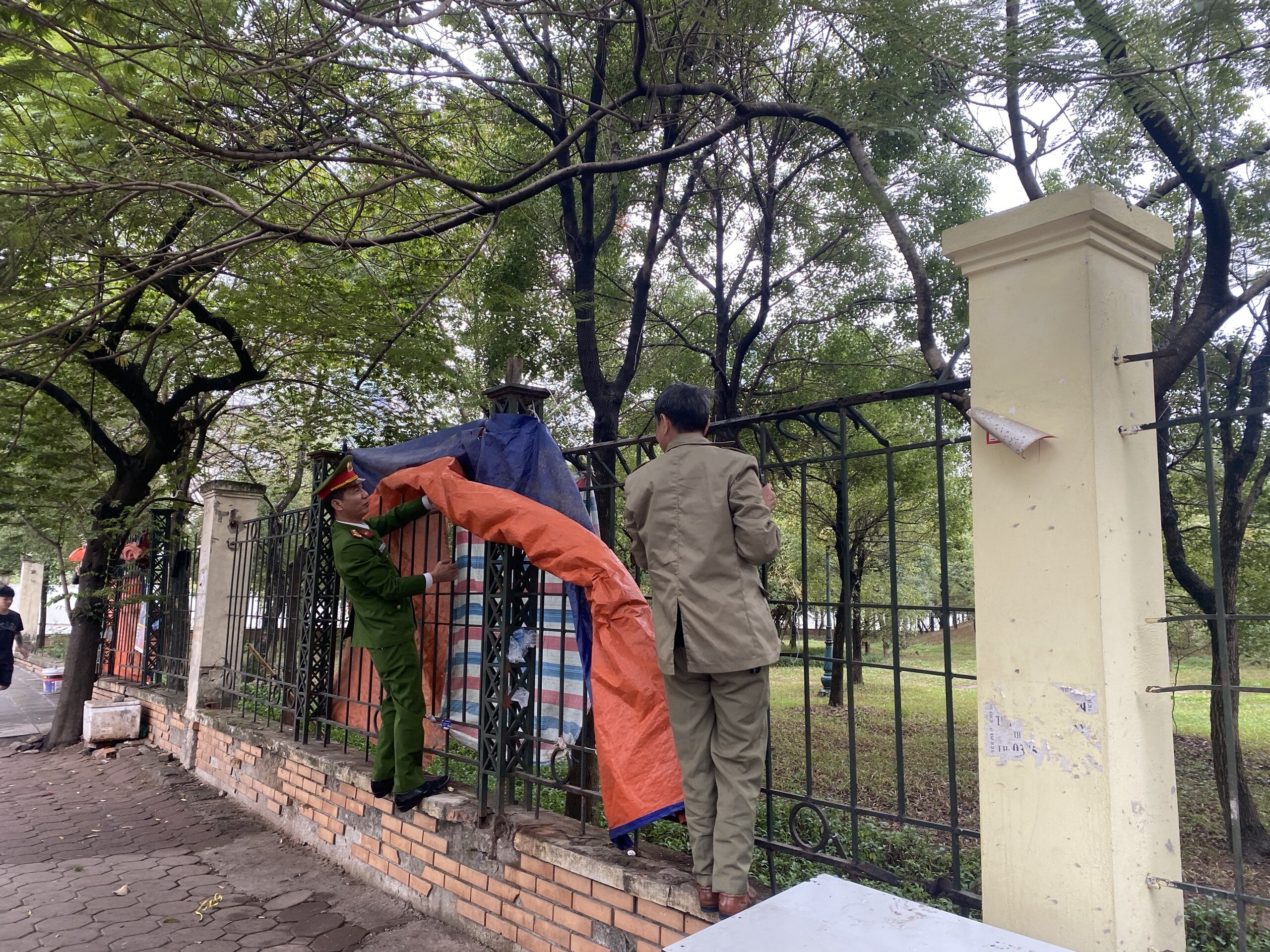 Tr&ecirc;n phố Ho&agrave;ng Qu&aacute;n Chi, lực lượng chức năng đ&atilde; ph&aacute;t hiện v&agrave; tiến h&agrave;nh th&aacute;o dỡ nhiều lều bạt.