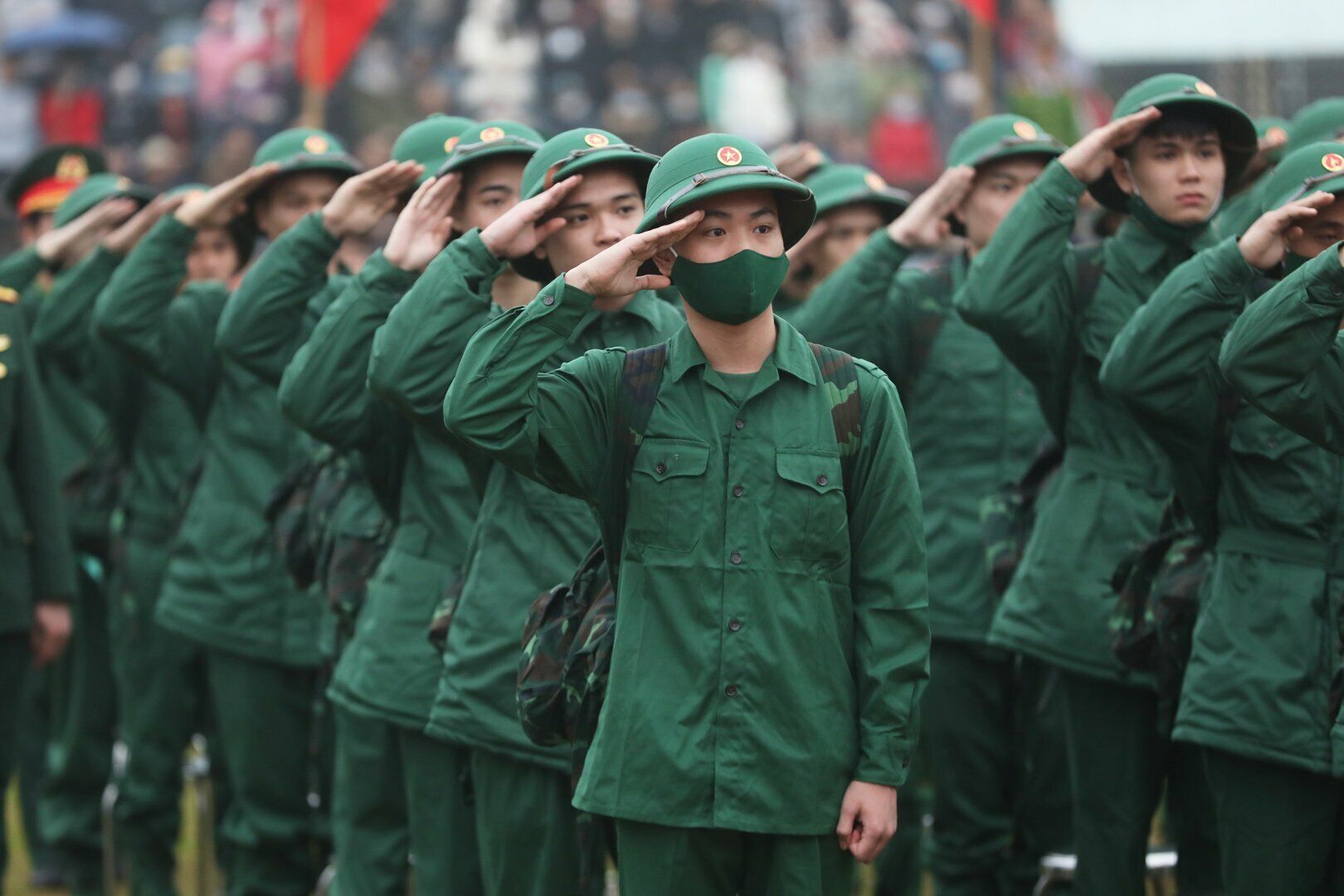 Kh&ocirc;ng kh&iacute; trang nghi&ecirc;m v&agrave; đầy h&acirc;n hoan của c&aacute;c t&acirc;n binh chuẩn bị l&ecirc;n đường thực hiện nghĩa vụ thi&ecirc;ng li&ecirc;ng.