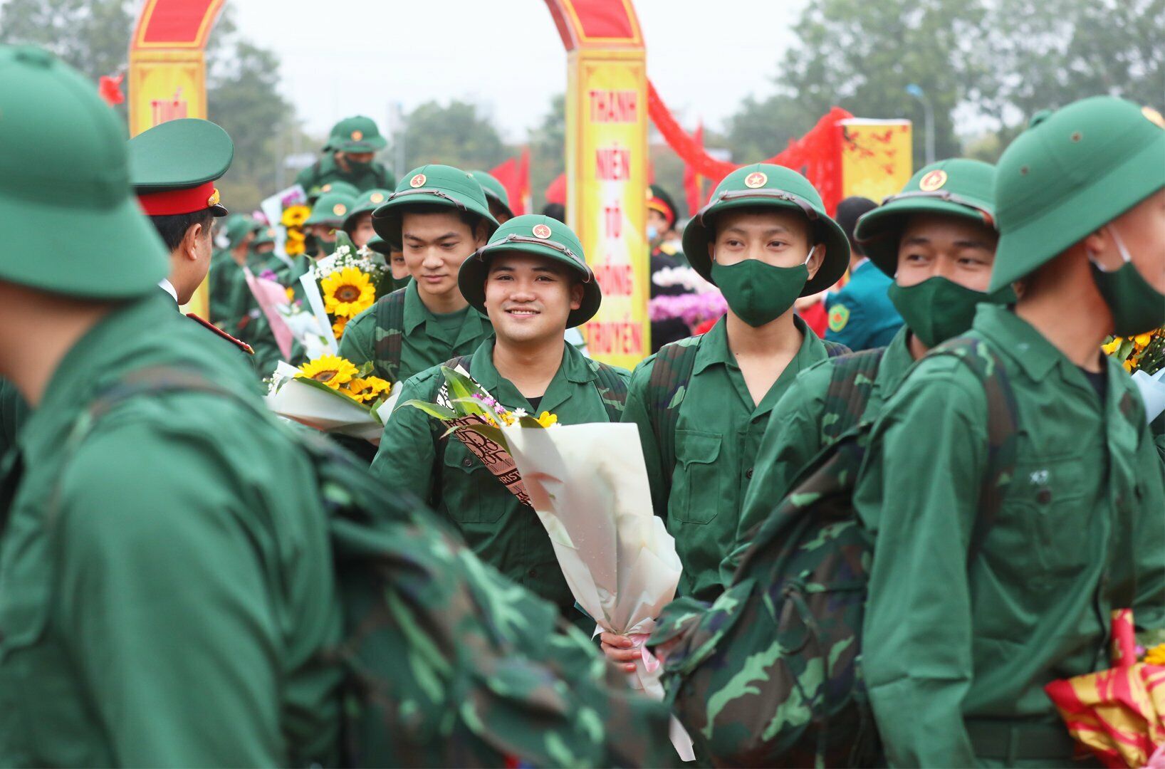 &ldquo;Em rất vui mừng v&igrave; đ&atilde; tr&uacute;ng tuyển nghĩa vụ qu&acirc;n sự năm 2023. Đ&acirc;y l&agrave; tr&aacute;ch nhiệm v&agrave; nghĩa vụ rất thi&ecirc;ng li&ecirc;ng, ch&iacute;nh v&igrave; thế em sẽ cố gắng để r&egrave;n luyện hết m&igrave;nh để ho&agrave;n th&agrave;nh xuất sắc nhiệm vụ  trong thời gian tới&rdquo;, một t&acirc;n binh ở huyện Đan Phượng cho hay.