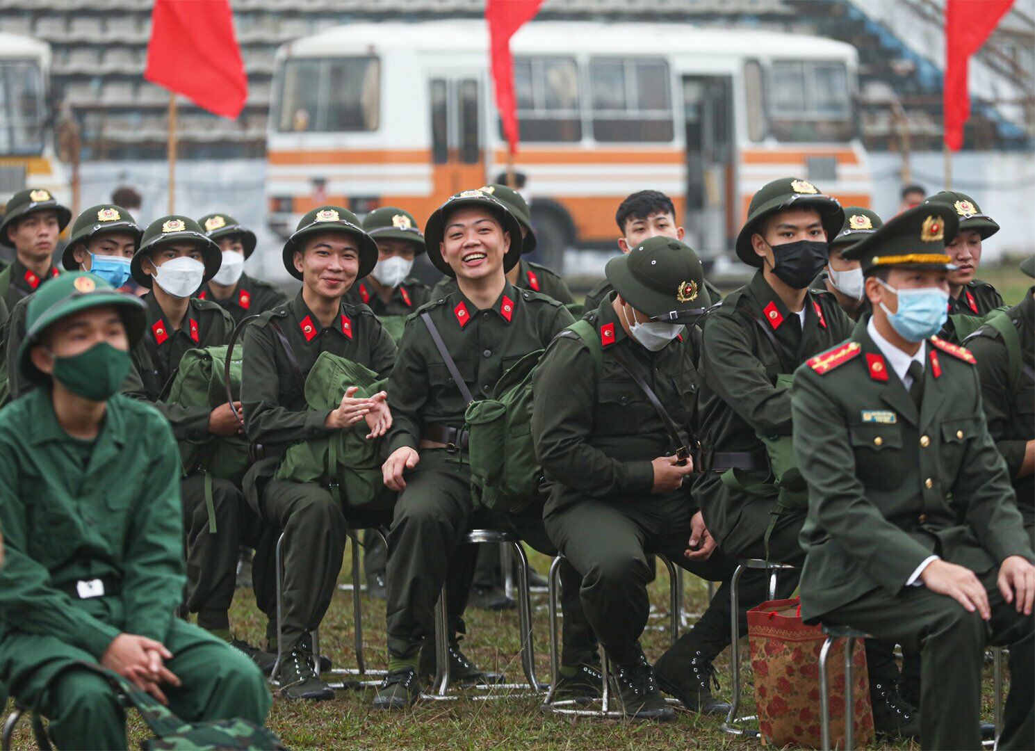 Gương mặt h&aacute;o hức, phấn khởi c&aacute;c t&acirc;n binh tại lễ giao nhận qu&acirc;n.