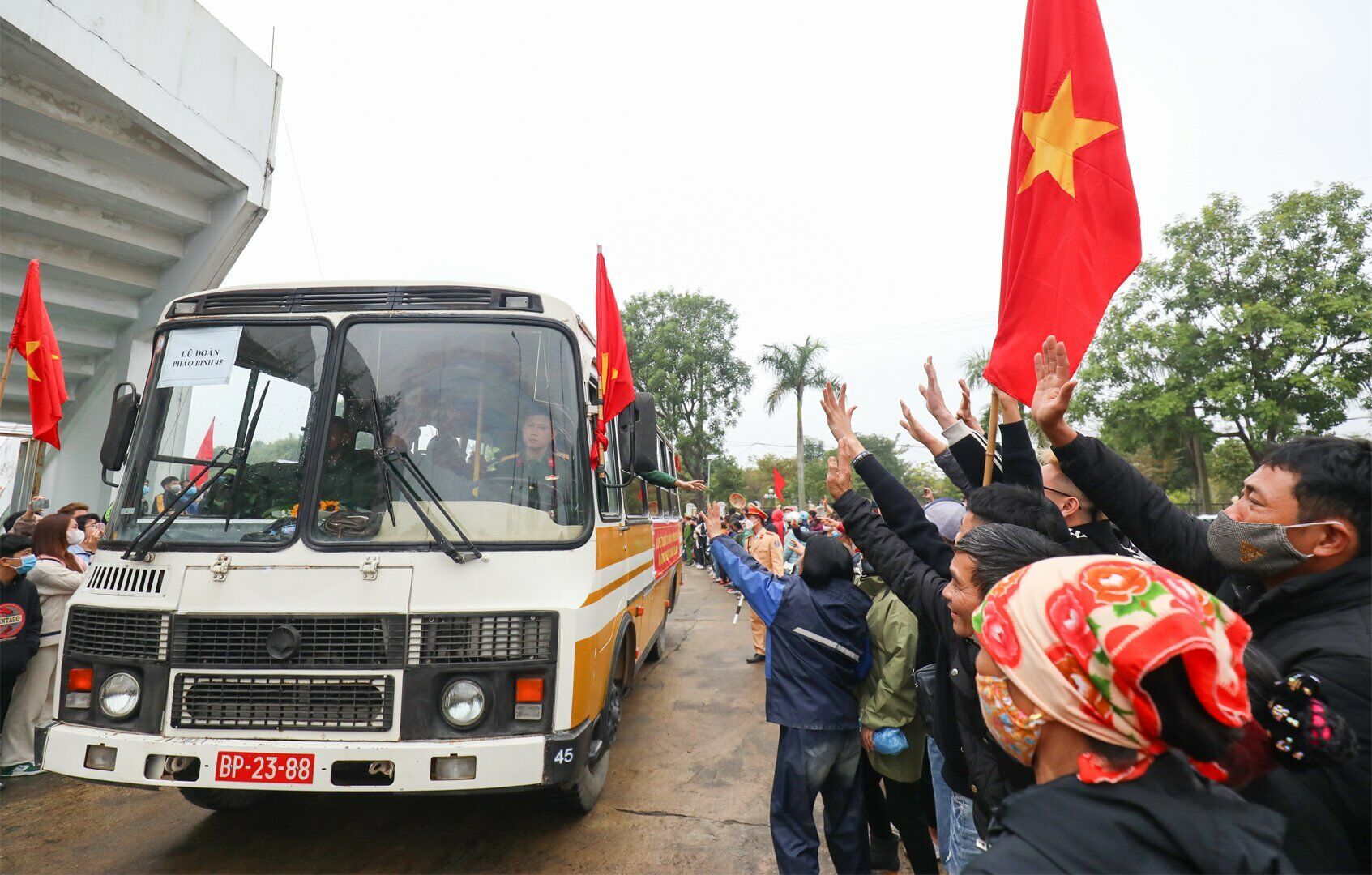 Đ&ocirc;ng đảo người th&acirc;n của đ&atilde; đến tiễn c&aacute;c t&acirc;n binh l&ecirc;n đường nhập ngũ. Kh&ocirc;ng &iacute;t trong số đ&oacute; x&uacute;c động, bịn rịn nước mắt xen lẫn tự h&agrave;o trong gi&acirc;y ph&uacute;t tạm chia tay.
