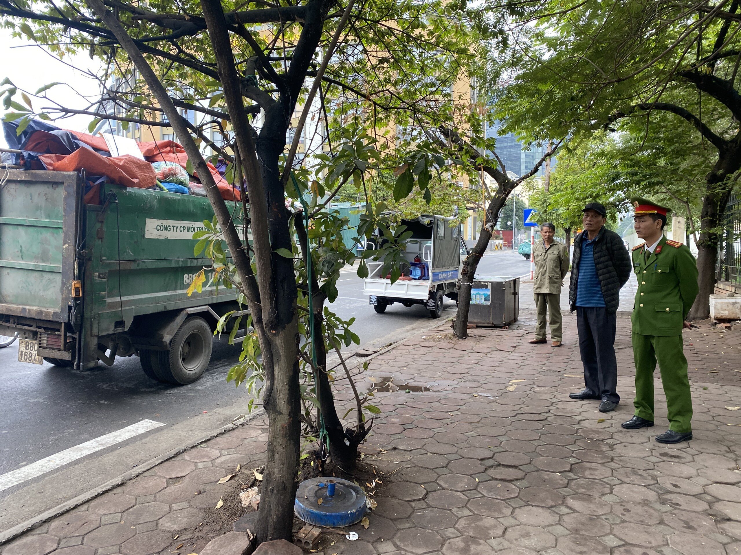 Tại phố Trương C&ocirc;ng Giai, khi thấy lực lượng c&ocirc;ng an, nhiều chủ qu&aacute;n nước tại đ&acirc;y đ&atilde; nhanh ch&oacute;ng bỏ chạy.