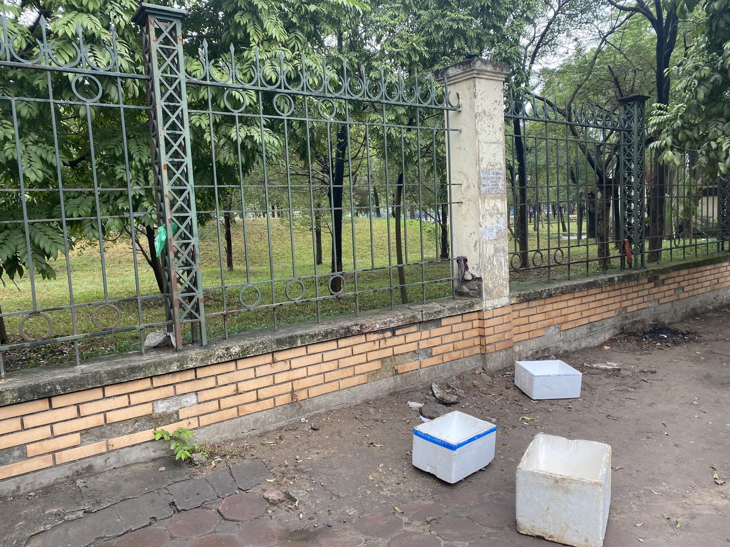 Chỉ trong thời gian ngắn, lực lượng chức năng đ&atilde; thu giữ được nhiều lều bạt, v&agrave; dụng cụ b&aacute;n h&agrave;ng nước xung quanh c&ocirc;ng vi&ecirc;n Cầu Giấy.