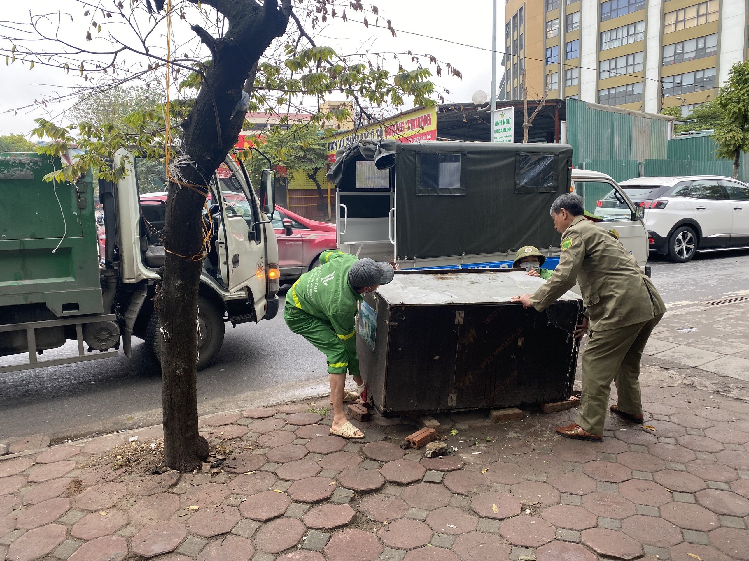 Với dụng cụ đơn giản chỉ l&agrave; một th&ugrave;ng xốp chế l&agrave;m b&agrave;n để đồ, v&agrave;i ba c&aacute;i ghế nhựa nhỏ, n&ecirc;n c&aacute;c chủ qu&aacute;n nhanh ch&oacute;ng di dời khỏi hiện trường khi thấy lực lượng chức năng xuất hiện.