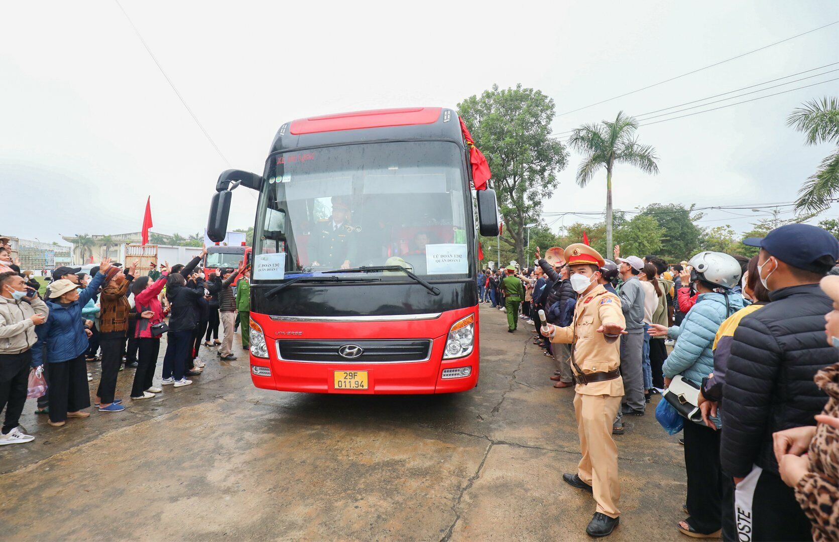 Để bảo đảm trật tự, an to&agrave;n giao th&ocirc;ng, lực lượng CSGT cũng đ&atilde; được huy động tại buổi lễ giao nhận qu&acirc;n ở huyện Đan Phượng.