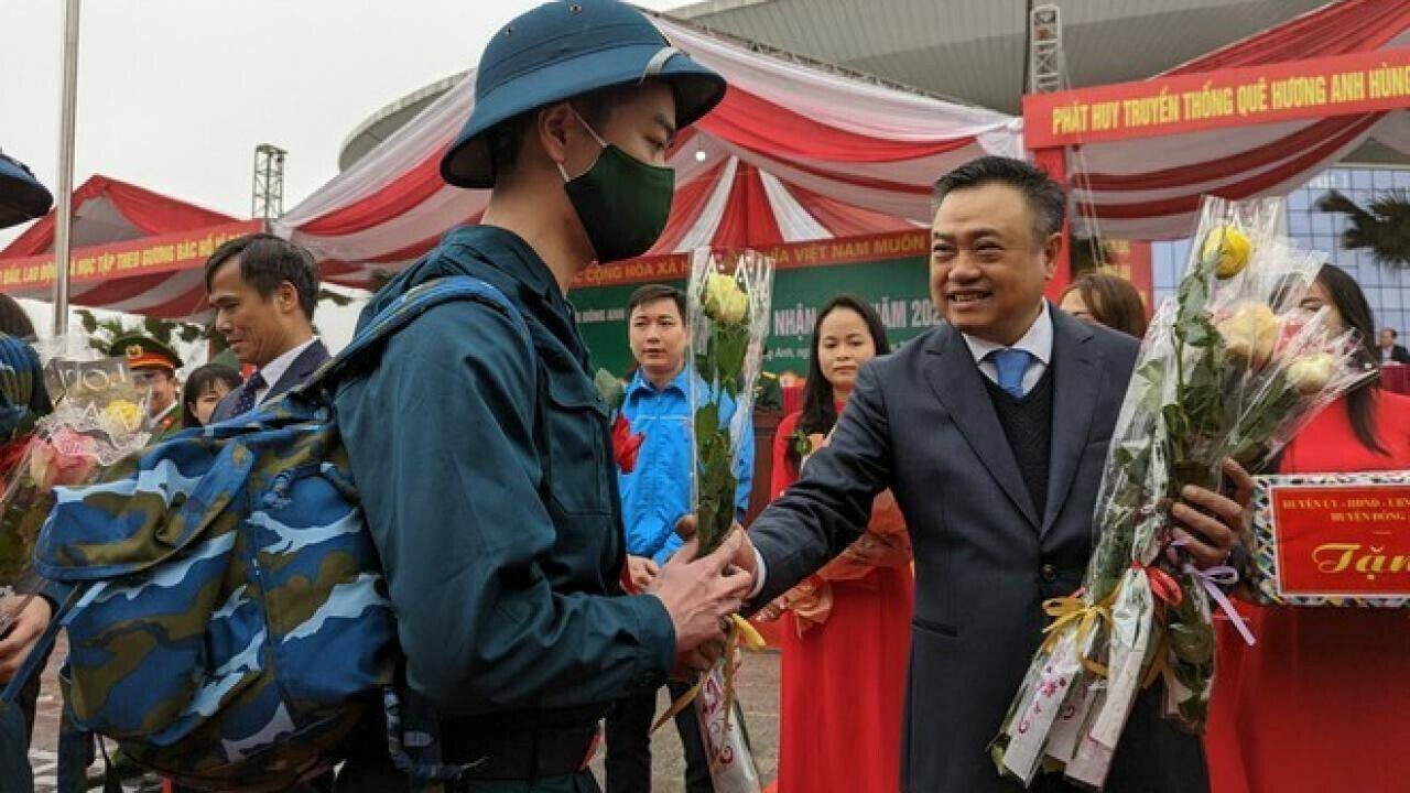 H&ograve;a c&ugrave;ng kh&ocirc;ng kh&iacute; giao nhận qu&acirc;n năm 2023 của TP H&agrave; Nội, s&aacute;ng nay, Chủ tịch UBND TP H&agrave; Nội Trần Sỹ Thanh - Chủ tịch Hội đồng Nghĩa vụ qu&acirc;n sự TP đ&atilde; tới dự v&agrave; động vi&ecirc;n c&aacute;c t&acirc;n binh l&ecirc;n đường nhập ngũ tại huyện Đ&ocirc;ng Anh.