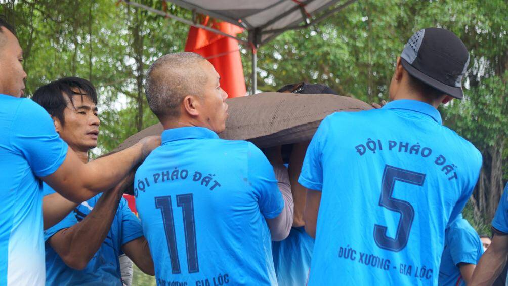 Theo t&igrave;m hiểu của PV, đất d&ugrave;ng để l&agrave;m ph&aacute;o l&agrave; đất thịt ph&ugrave; sa, được loại bỏ c&aacute;c tạp chất, sau đ&oacute; phơi kh&ocirc; rồi gi&atilde; nhuyễn. Nhiều địa phương kh&ocirc;ng c&oacute; đất ph&ugrave; hợp th&igrave; phải đi mua đất tại c&aacute;c địa phương kh&aacute;c với gi&aacute; khoảng 300 ngh&igrave;n đồng/quả.