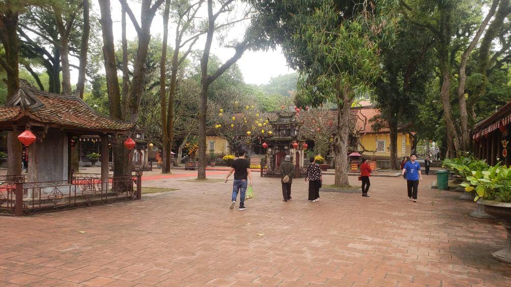 Sau phần khai hội v&agrave; khai mạc tuần lễ văn ho&aacute;, từ khoảng hơn 10h s&aacute;ng, khu&ocirc;n vi&ecirc;n khu di t&iacute;ch vắng người, chỉ c&ograve;n l&aacute;c đ&aacute;c v&agrave;i người đến d&acirc;ng lễ.