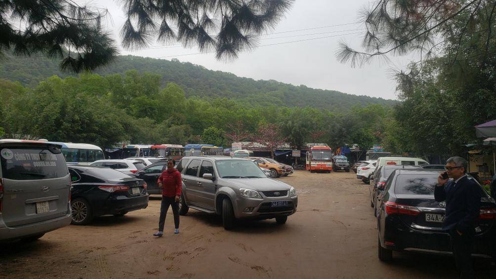 Theo t&igrave;m hiểu, trong buổi s&aacute;ng ng&agrave;y 6/2, người d&acirc;n đến khu di t&iacute;ch được gửi xe miễn ph&iacute;.