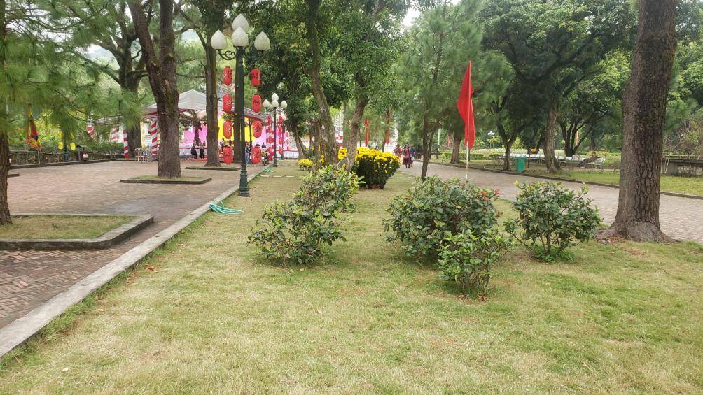 Khu&ocirc;n vi&ecirc;n khu di t&iacute;ch được chỉnh trang, kh&ocirc;ng c&oacute; hiện tượng vứt r&aacute;c bừa b&atilde;i, cỏ cũng được cắt tỉa.