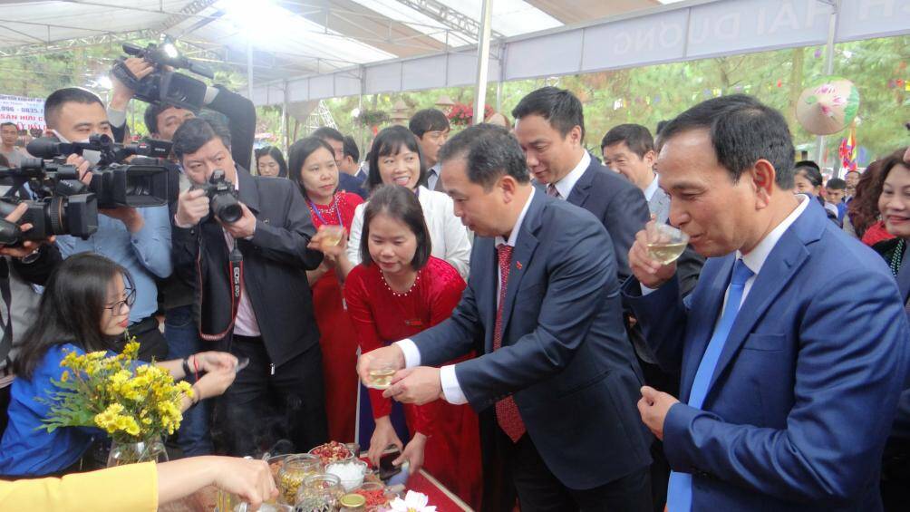 L&atilde;nh đạo tỉnh Hải Dương thưởng thức tr&agrave; tại một gian h&agrave;ng ở tuần văn ho&aacute;.