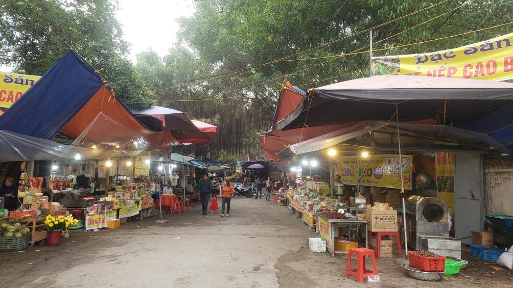 C&aacute;c gian h&agrave;ng b&aacute;n đồ trong khu&ocirc;n vi&ecirc;n khu di t&iacute;ch rất đa dạng như c&aacute;c loại b&aacute;nh kẹo, hạt dẻ, quần &aacute;o, .... với gi&aacute; b&igrave;nh d&acirc;n từ 10 ngh&igrave;n đến 100 ngh&igrave;n.