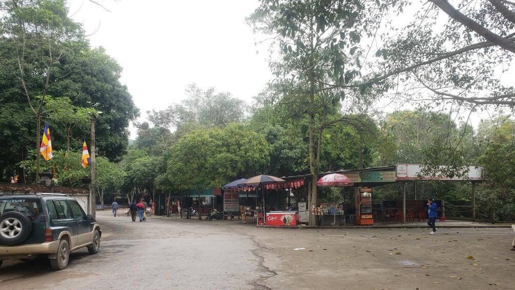 Cũng theo ghi nhận của PV, con đường v&agrave;o ch&ugrave;a C&ocirc;n Sơn cũng th&ocirc;ng tho&aacute;ng, kh&ocirc;ng c&oacute; cảnh &ugrave;n tắc. "Khả năng lượng kh&aacute;ch đổ về &iacute;t l&agrave; do h&ocirc;m nay l&agrave; đầu tuần, nhiều người phải đi l&agrave;m. Tuy nhi&ecirc;n, lễ hội diễn ra trong nhiều ng&agrave;y, du kh&aacute;ch c&oacute; thể đến sau", anh Thắng, người d&acirc;n cho biết.