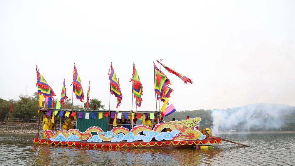 Lễ rước nước l&agrave; một nghi thức quan trọng nằm trong chương tr&igrave;nh Lễ hội m&ugrave;a xu&acirc;n C&ocirc;n Sơn - Kiếp Bạc hằng năm, được phục dựng từ năm 2008.