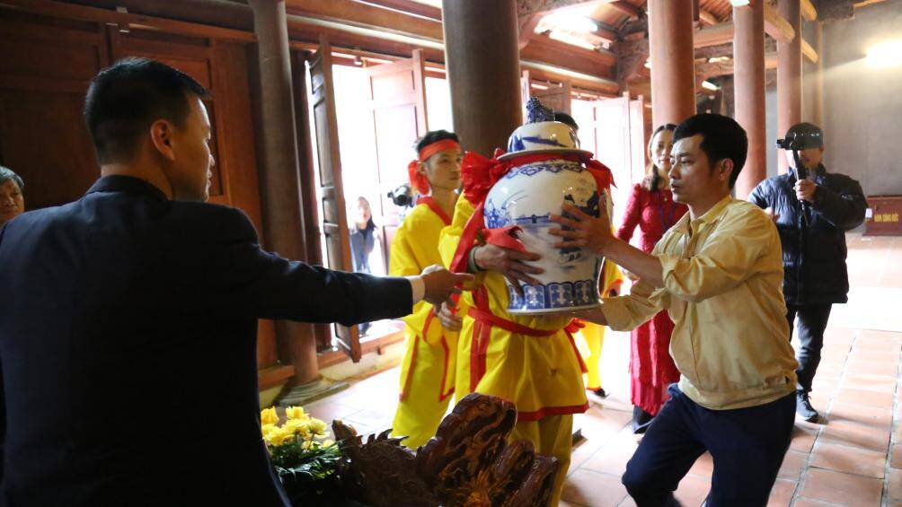 C&aacute;c nh&agrave; sư l&agrave;m lễ d&acirc;ng hương, k&iacute;nh c&aacute;o thần linh, đăng đ&agrave;n cầu nước. Nguồn nước tinh khiết xin từ v&ograve;ng sinh kh&iacute; được đựng trong b&igrave;nh thủy v&agrave; rước l&ecirc;n kiệu chuyển về ch&ugrave;a.